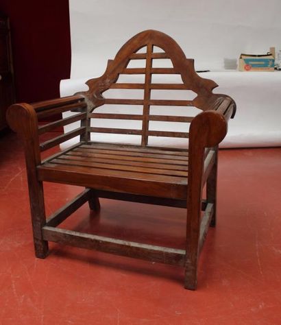 Important FAUTEUIL en bois d'extérieur.