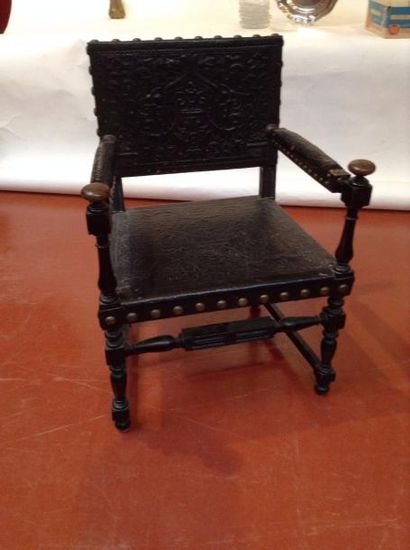Fauteuil garni de cuir estampé de style Louis...