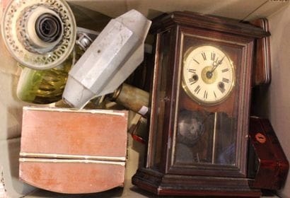 Lot avec pendule, coffret, partie de lampe...
