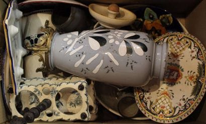 Lot de faïences diverses, dont vase, plat,...