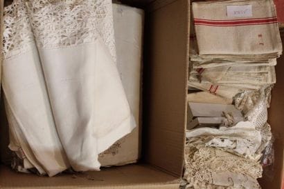 Lot comprenant deux cartons de linges brodés,...