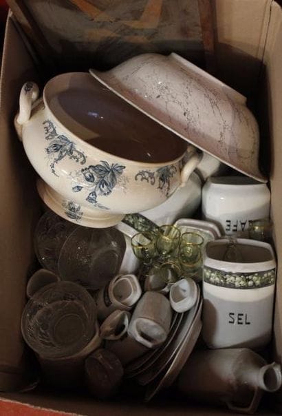 Fort lot de pots à épices en porcelaine blanche...