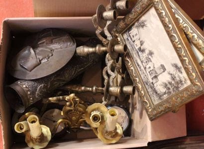 Lot comprenant bougeoirs, vase obus, appliques,...