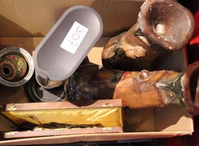 Lot comprenant une paire de vase en plâtre...