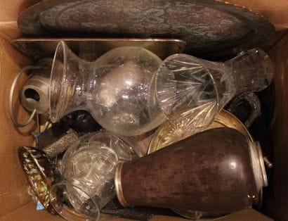 Lot de bibelots divers avec vases, plateau,...