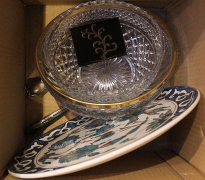 Lot avec un plat décoratif, un étui à cigarettes,...