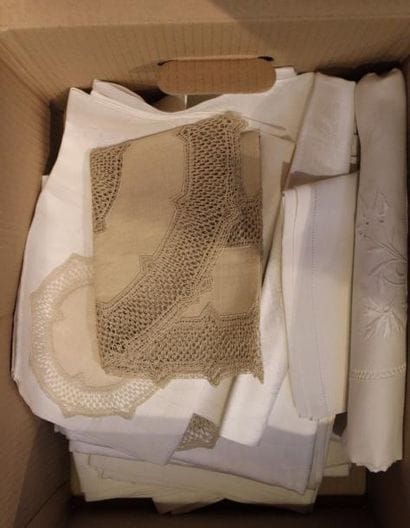 Petit lot de linge brodé et damassé. 