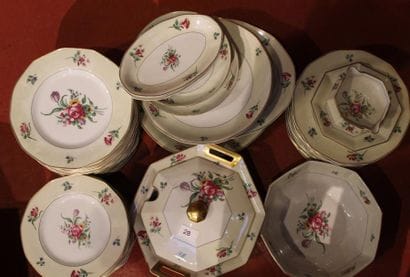 HAVILAND. SERVICE de vaisselle en porcelaine...