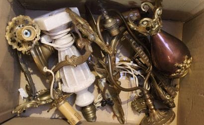 Lot avec lampe albâtre, appliques, etc. 