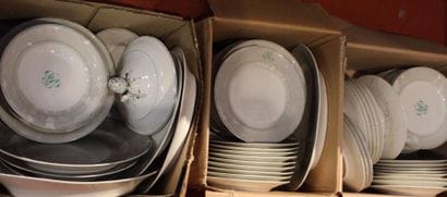 PILLIVUYT. SERVICE de TABLE en porcelaine...
