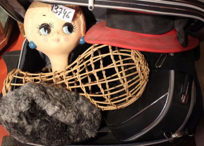 Valise et son contenu de chapeaux, tête à...