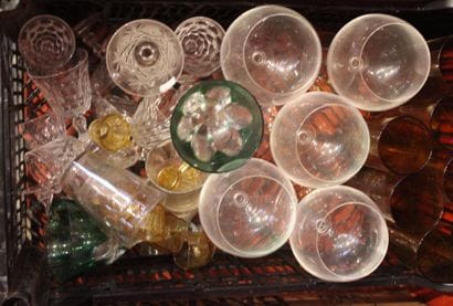 Lot de verres dont verres à liqueur, à orangeade,...