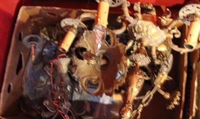 Lot comprenant un lustre en bronze et divers....