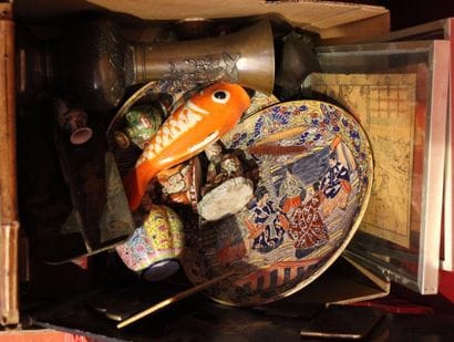 Ensemble de bibelots, plateau, vases et pièces...