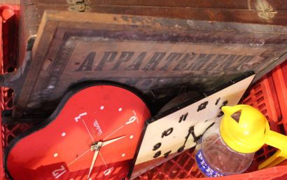 Lot comprenant un jeu de Jacquet, des pendulettes...