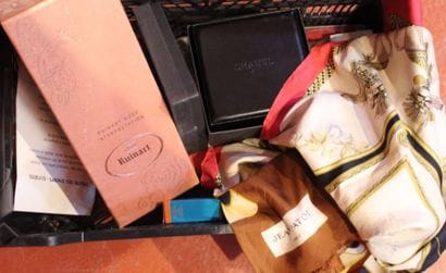 Lot avec foulards, coffrets et échantillons...