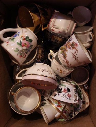 Collection de tasses en faïence et porcelaine....