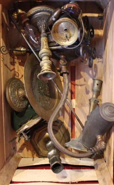 Ensemble avec bougeoirs, coupe, lampe, bronze...