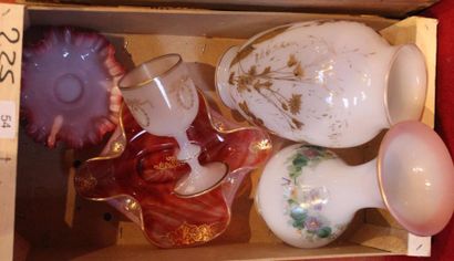 Lot de vases et coupes en opaline. 
