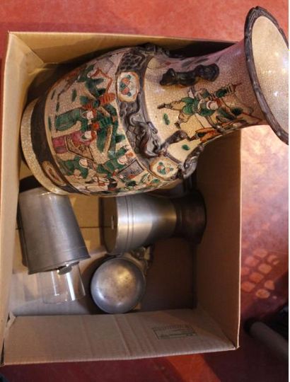 Vase Canton et objets en étain. 