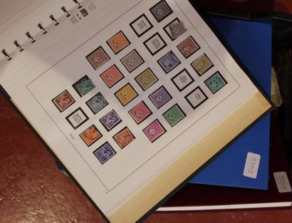 Trois albums de timbres. 