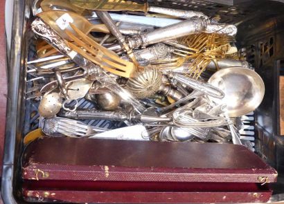 Ensemble de couverts divers en métal argenté....