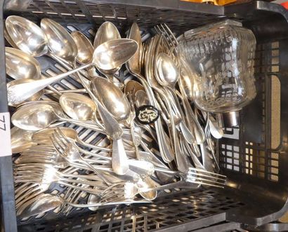 Ensemble de couverts, un flacon en cristal...