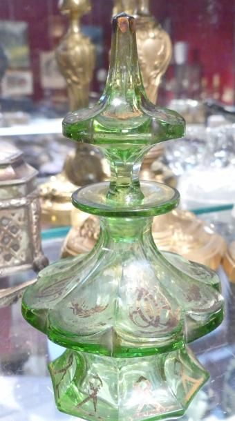 Flacon en cristal vert à motifs dorés. 