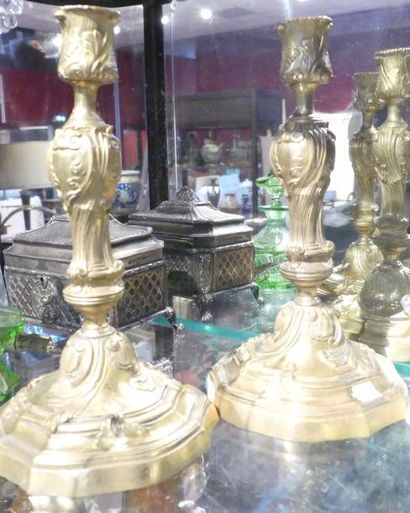 Paire de BOUGEOIRS en bronze de style Louis...