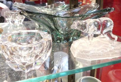 BACCARAT, un cendrier. Coupe en cristal et...
