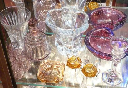 BACCARAT, Vase. Ensemble de pièces cristal...