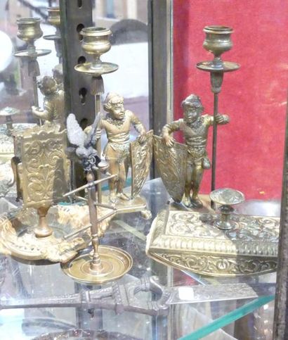 Petit lot en bronze avec une paire de bougeoirs,...