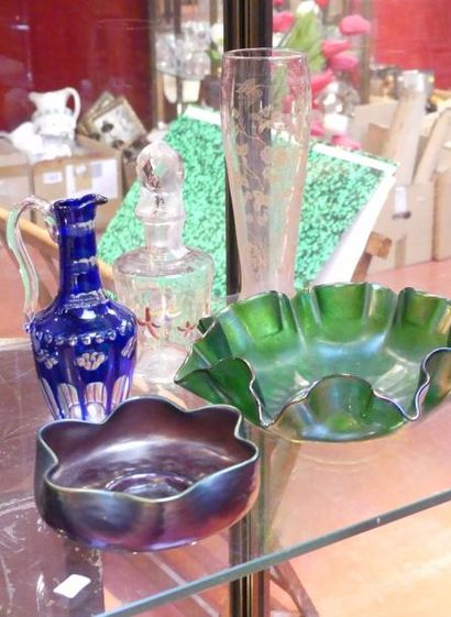 Deux vide-poches en verre irisé dans le goût...