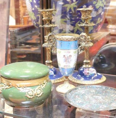 Ensemble de bibelots bronze, porcelaine et...