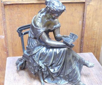 Femme assise lisant en bronze. 
