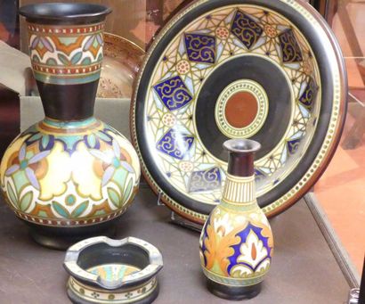 Gouda. Ensemble de faïences, plat, vases...