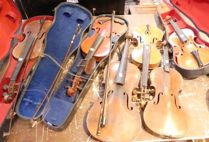 Six violons, trois étuis et trois archets...