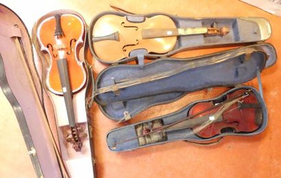 Trois violons dans leurs étuis. On y joint...