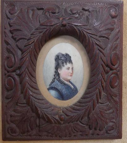 Miniature sur ivoire, Femme au corsage bleu,...