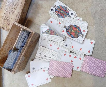 Jeu de cartes petit format dans une boîte...