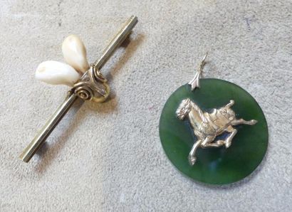 Broche et un pendentif. 