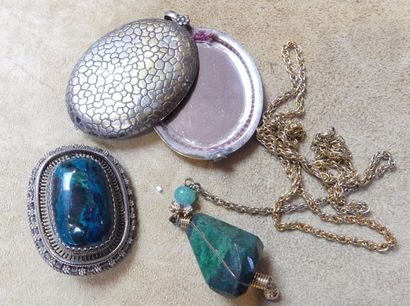 Miroir de sac, une broche et un pendentif,...