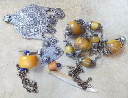 Lot de bijoux fantaisie dont bijoux ethniques....