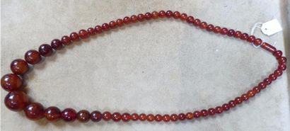 Collier de perles ambrées en chute. 