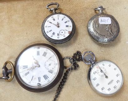 Trois montres gousset en l'état et un chronomètre...