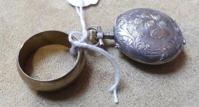 Montre de col et un anneau. 
