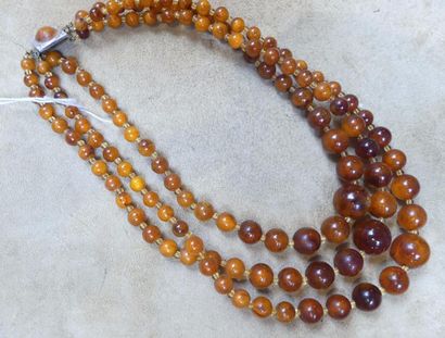 Collier trois rangs de perles ambrées. 