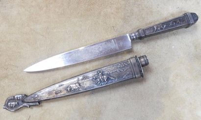 Couteau dans son fourreau, à décor de chasse...