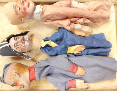 Trois marionnettes. 
