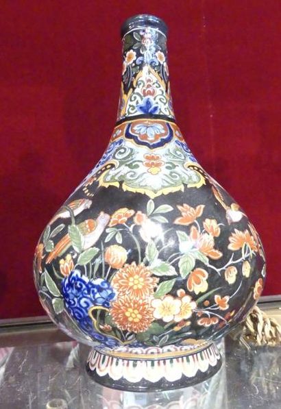 QUIMPER. Vase à pans à décor d'oiseaux dans...
